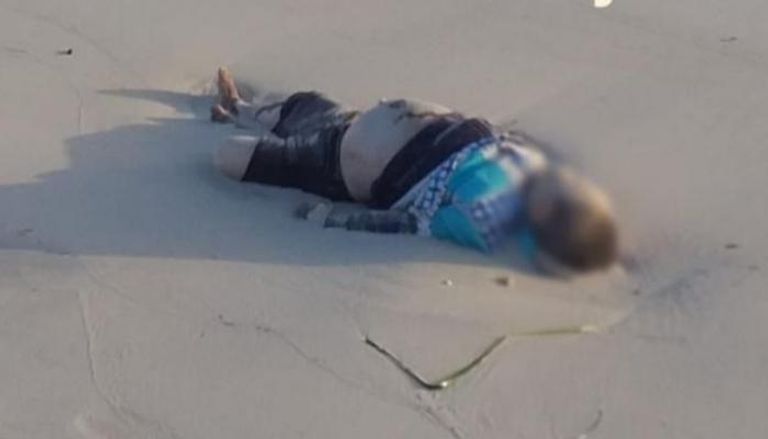 جثة طفل على شاطئ في ليبيا بعد هجرة غير شرعية
