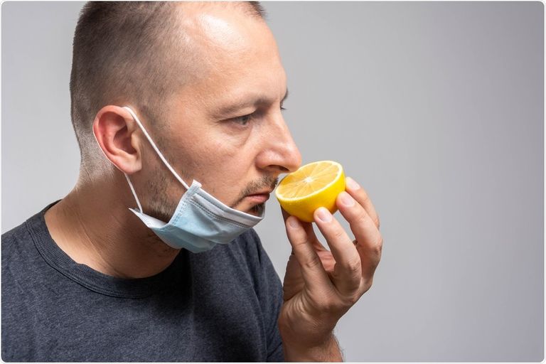 امرأة ترتدي كمامة للوقاية من فيروس كورونا