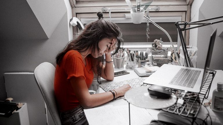 امرأة ترتدي كمامة للوقاية من فيروس كورونا