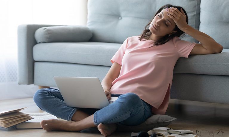 امرأة ترتدي كمامة للوقاية من فيروس كورونا