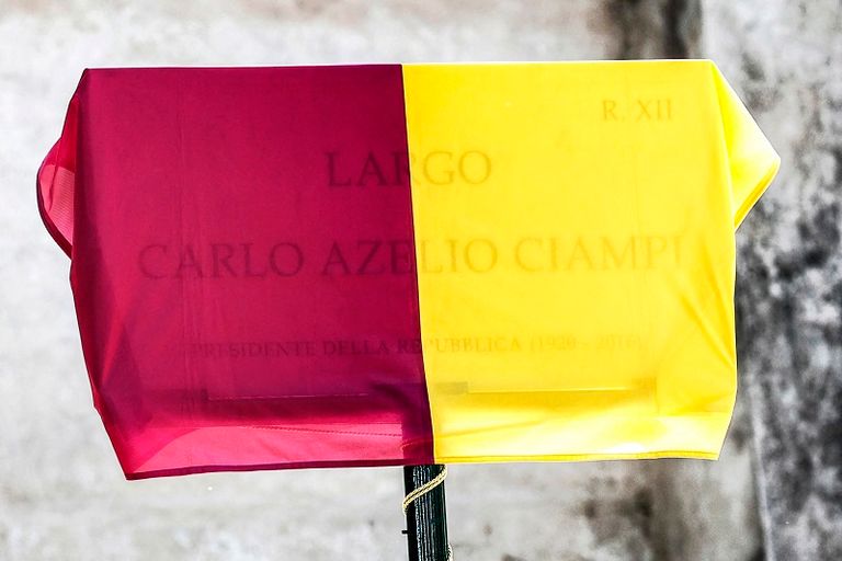 اللوحة المصنوعة من حجر تافرتين الجيري