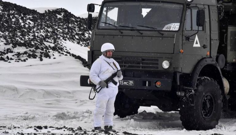 جندي روسي يرابط قريبا من القطب الشمالي (الفرنسية)