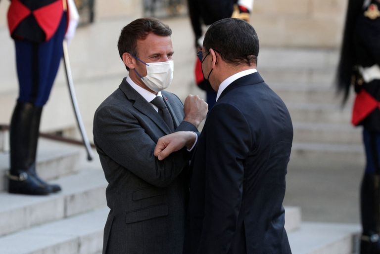 الرئيس الفرنسي إيمانويل ماكرون خلال لقاء عبد الحميد الدبيبة
