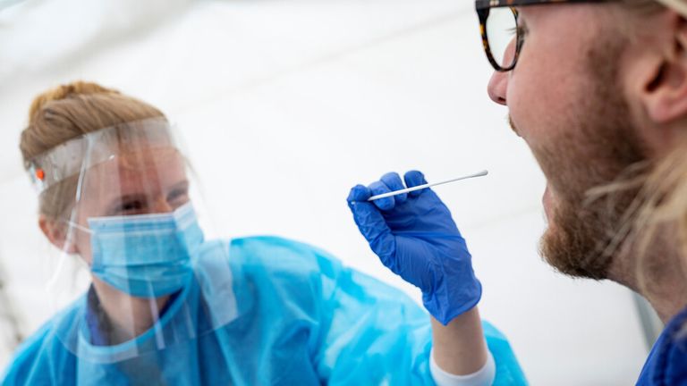 تراجع وفيات بريطانيا كورونا يواصل الانتشار حول العالم