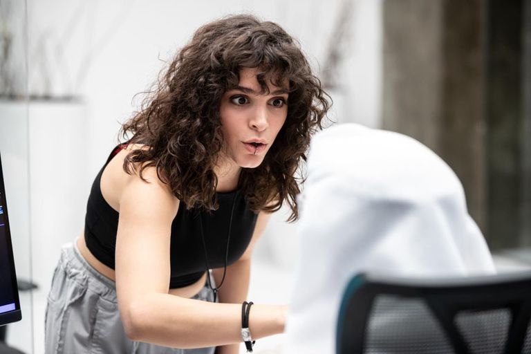 مشهد من مسلسل "المنصة"