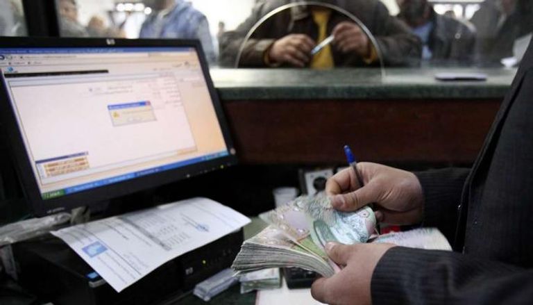موظف بأحد مصارف ليبيا.. أرشيفية
