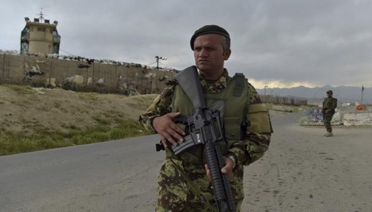 جندي أفغاني بالقرب من قاعدة باجرام - أ.ف.ب