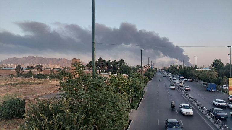 جانب من الأدخنة المتصاعدة جراء الحريق