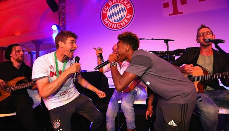 ديفيد ألابا يغني بصحبة زميله السابق توماس مولر