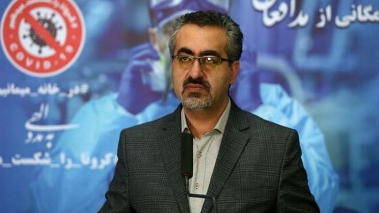 إيراني يتلقى الجرعة الأولى من لقاح كورونا