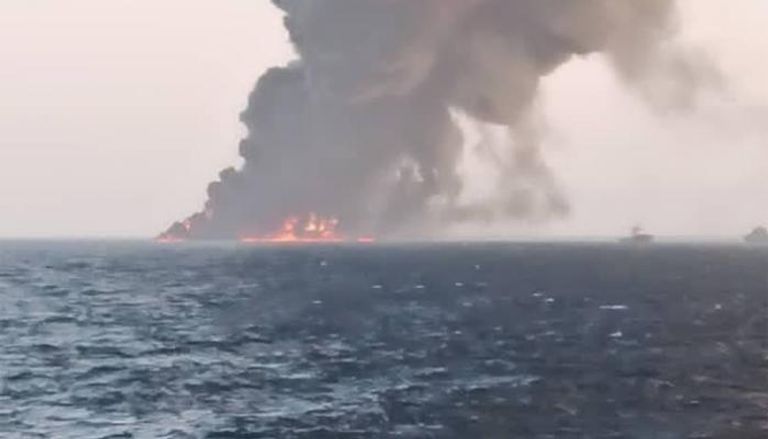 الدخان يتصاعد من مصفاة النفط تندجويان