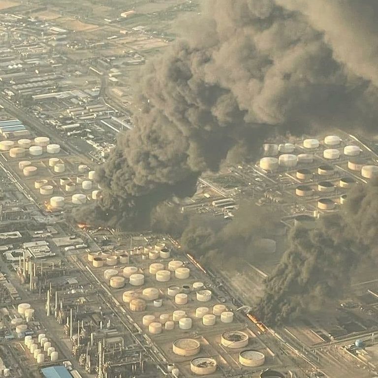 الدخان يتصاعد من مصفاة النفط تندجويان