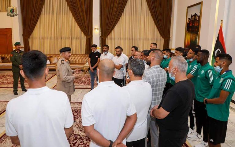 المشير حفتر ولاعبو فريق النصر ببنغازي