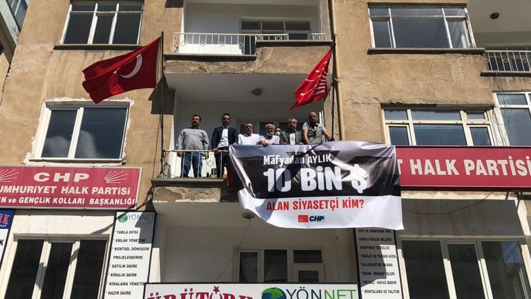 زعيم المافيا التركية سادات بكر يتوسط الصورة