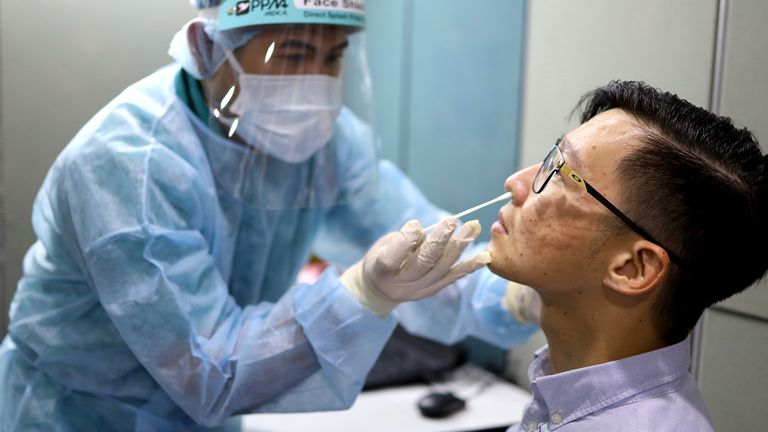 فحص فيروس كورونا في الصين