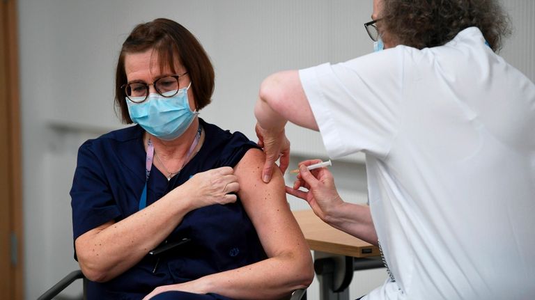 تطعيمات فيروس كورونا