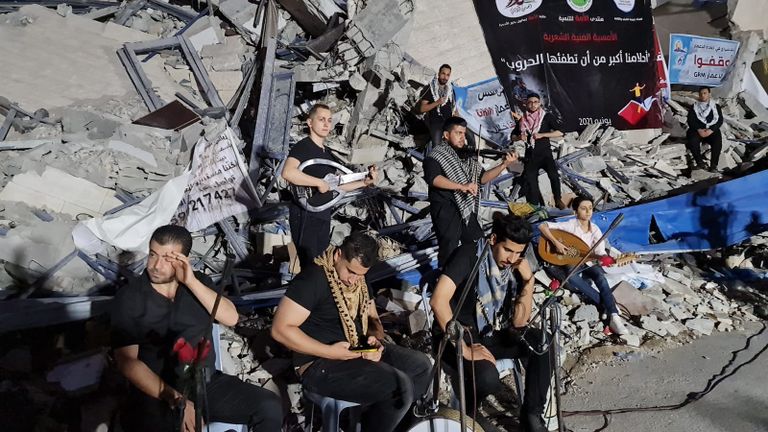 أمسية ثقافية على أنقاض برج مدمر بغزة