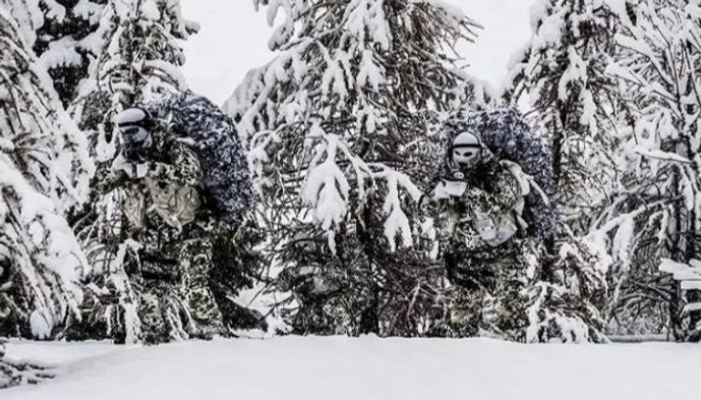 القوات الخاصة البريطانية (SAS) خلال مهمة تدريبية وسط الثلوج- ذا صن