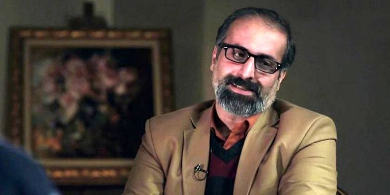 شخص يشبه أحمدي نجاد في صغره وكاظم سامي