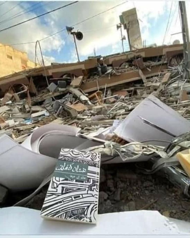 سمير منصور على أنقاض مكتبته المدمرة