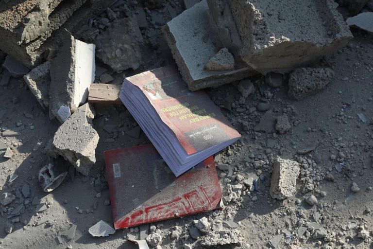 سمير منصور على أنقاض مكتبته المدمرة