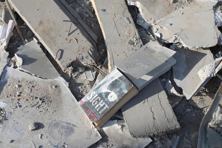 سمير منصور على أنقاض مكتبته المدمرة