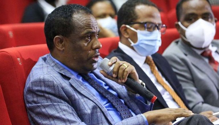 وزير الدفاع الإثيوبي قنأ يادتا خلال الاجتماع