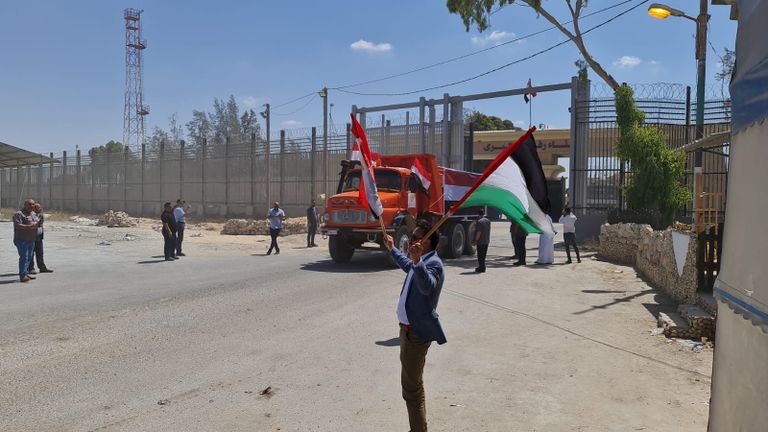 معدات مصرية ثقيلة تدخل غزة للمساهمة بالإعمار