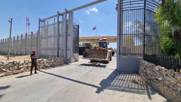 معدات مصرية ثقيلة تدخل غزة للمساهمة بالإعمار