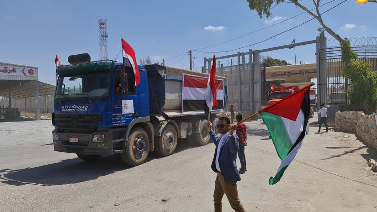 معدات مصرية ثقيلة تدخل غزة للمساهمة بالإعمار