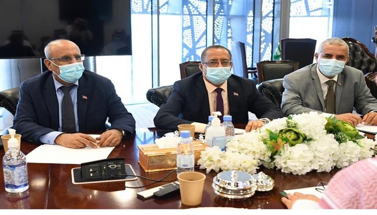 جانب من لقاء الجانب السعودي بوفد الانتقالي المفاوض