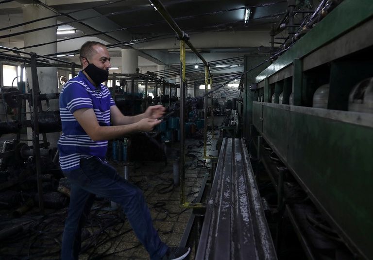 عبدالله بشيتي يطالع صورته عندما كان مريضاً
