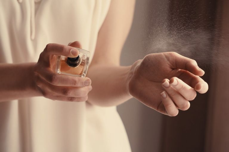 حيل تجعل رائحة العطر تدوم طويلا في الصيف