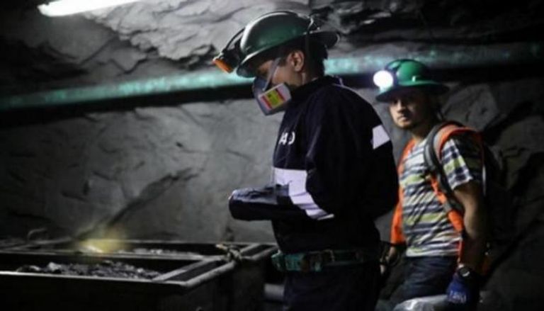 عاملان داخل منجم فحم بالصين - صورة أرشيفية