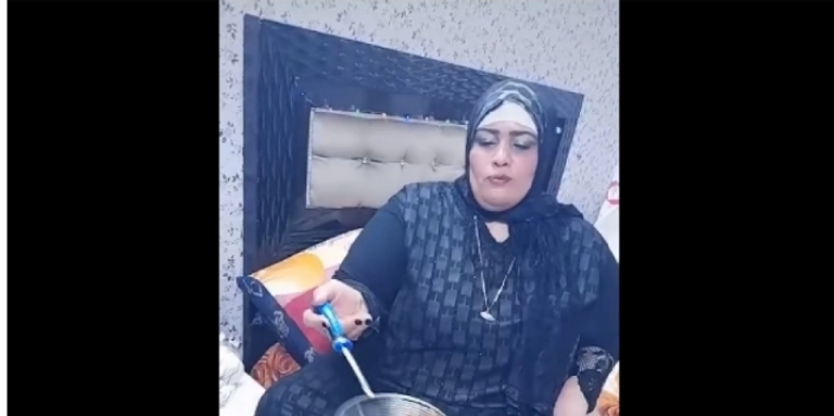 أم نور أثناء إعداد الكفتة