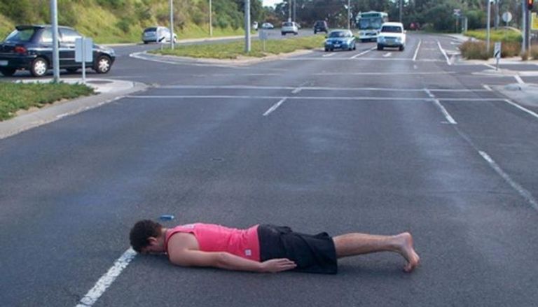 أحد المراهقين متبعاً تحدي الاستلقاء - أرشيفية