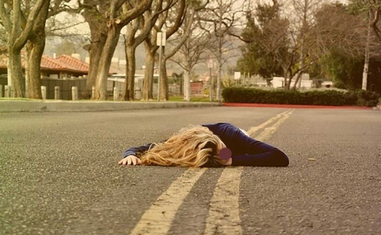 أحد المراهقين متبعاً تحدي الاستلقاء - أرشيفية