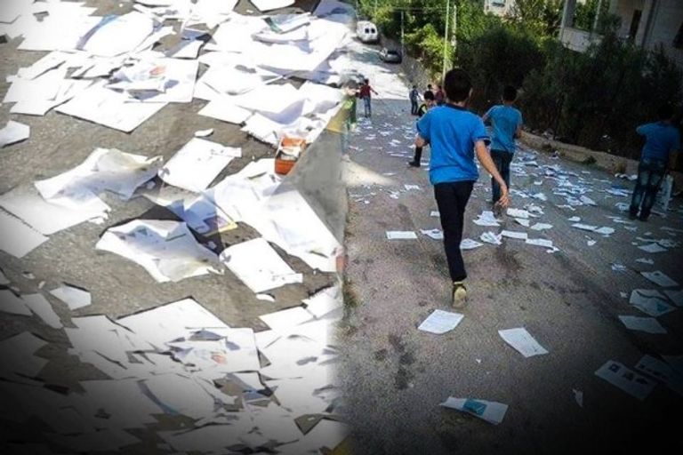 ظاهرة الكراريس الممزقة في الجزائر كراسات ممزقة أمام إحدى المدارس الجزائرية  - أرشيفية