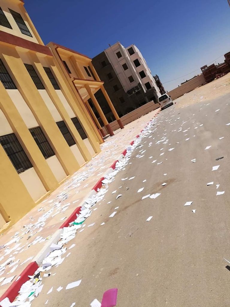 ظاهرة الكراريس الممزقة في الجزائر كراسات ممزقة أمام إحدى المدارس الجزائرية  - أرشيفية