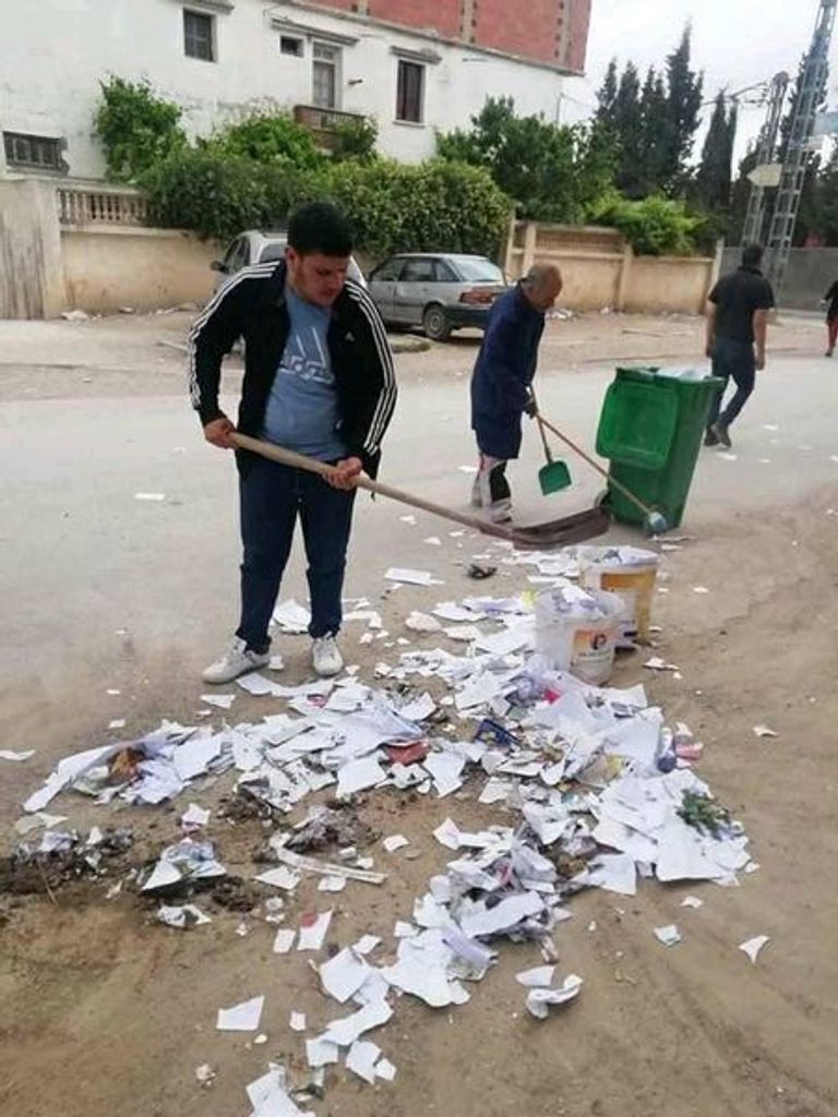 ظاهرة الكراريس الممزقة في الجزائر كراسات ممزقة أمام إحدى المدارس الجزائرية  - أرشيفية
