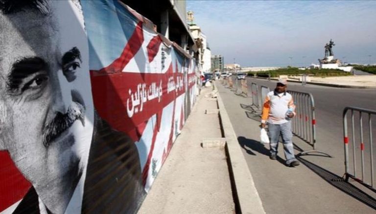 لافتة في لبنان تدعم محاكمة قاتلي رفيق الحريري