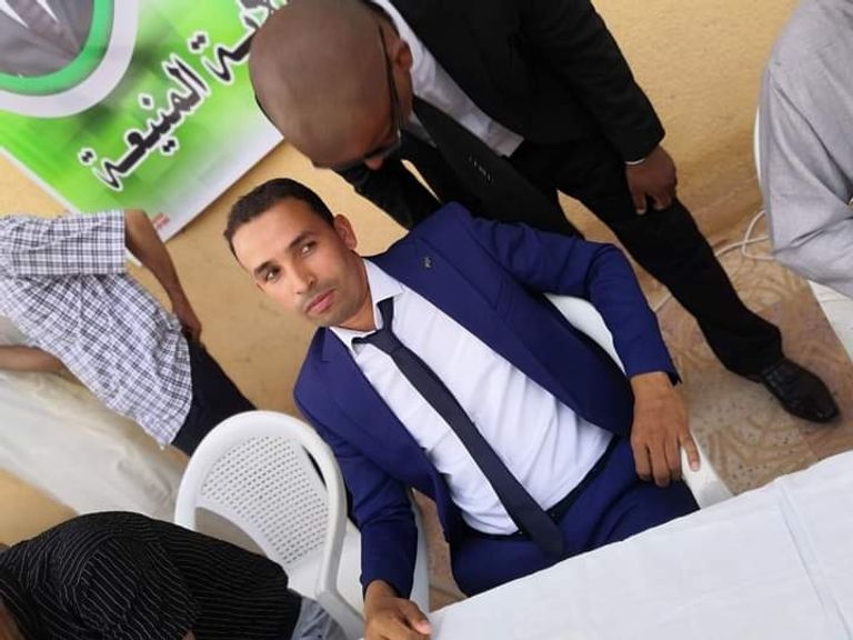 مرشح بانتخابات الجزائر يستعين بحارس شخصي مرشح بانتخابات الجزائر يستعين بحارس شخصي