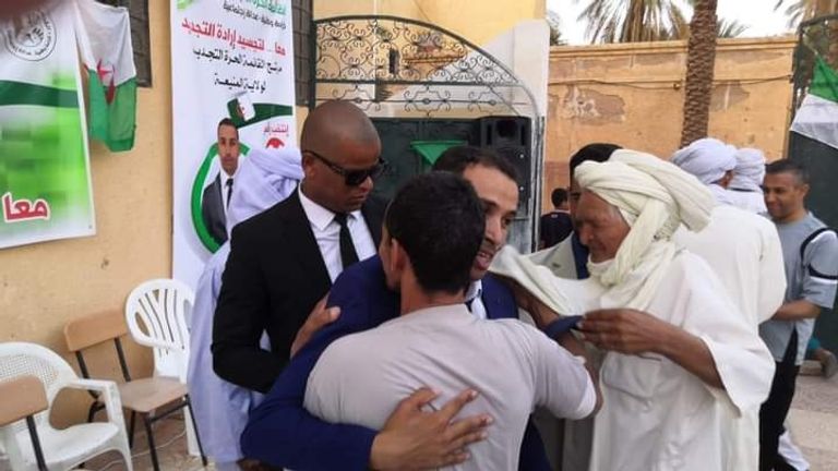 مرشح بانتخابات الجزائر يستعين بحارس شخصي مرشح بانتخابات الجزائر يستعين بحارس شخصي