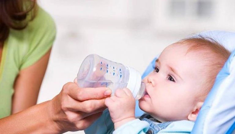 لا يجوز تقديم الماء للطفل حديث الولادة حتى الشهر السادس من عمره