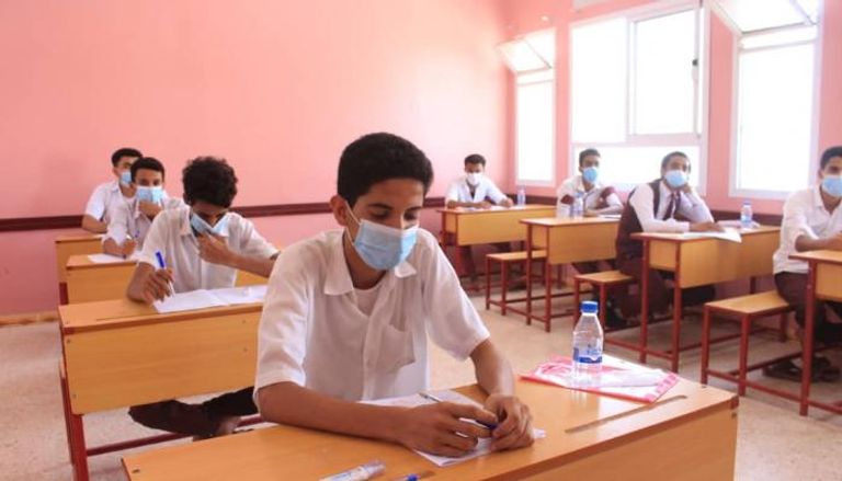 طلاب يمنيون يؤدون امتحان الثانوية العامة