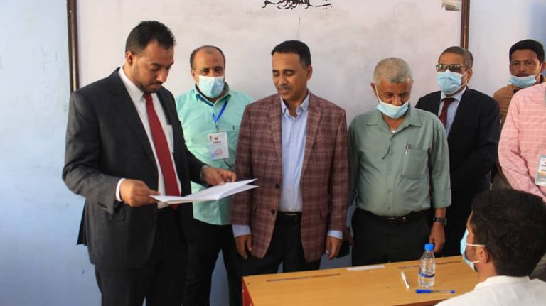 طلاب يمنيون يؤدون امتحان الثانوية العامة