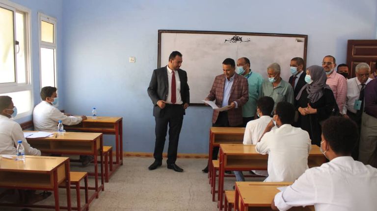 طلاب يمنيون يؤدون امتحان الثانوية العامة