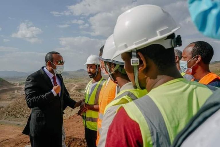 رئيس الوزراء الإثيوبي خلال زيارته لسد مغشا