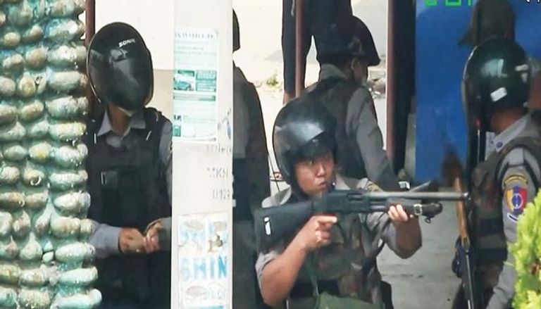 عناصر من قوات الأمن في ميانمار خلال اشتباكات مع المعارضين- أرشيفية