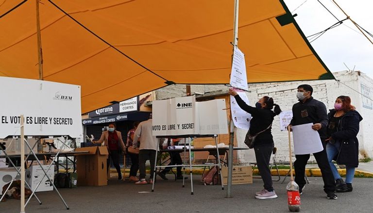  الرئيس المكسيكي أندريس أوبرادور وزوجته